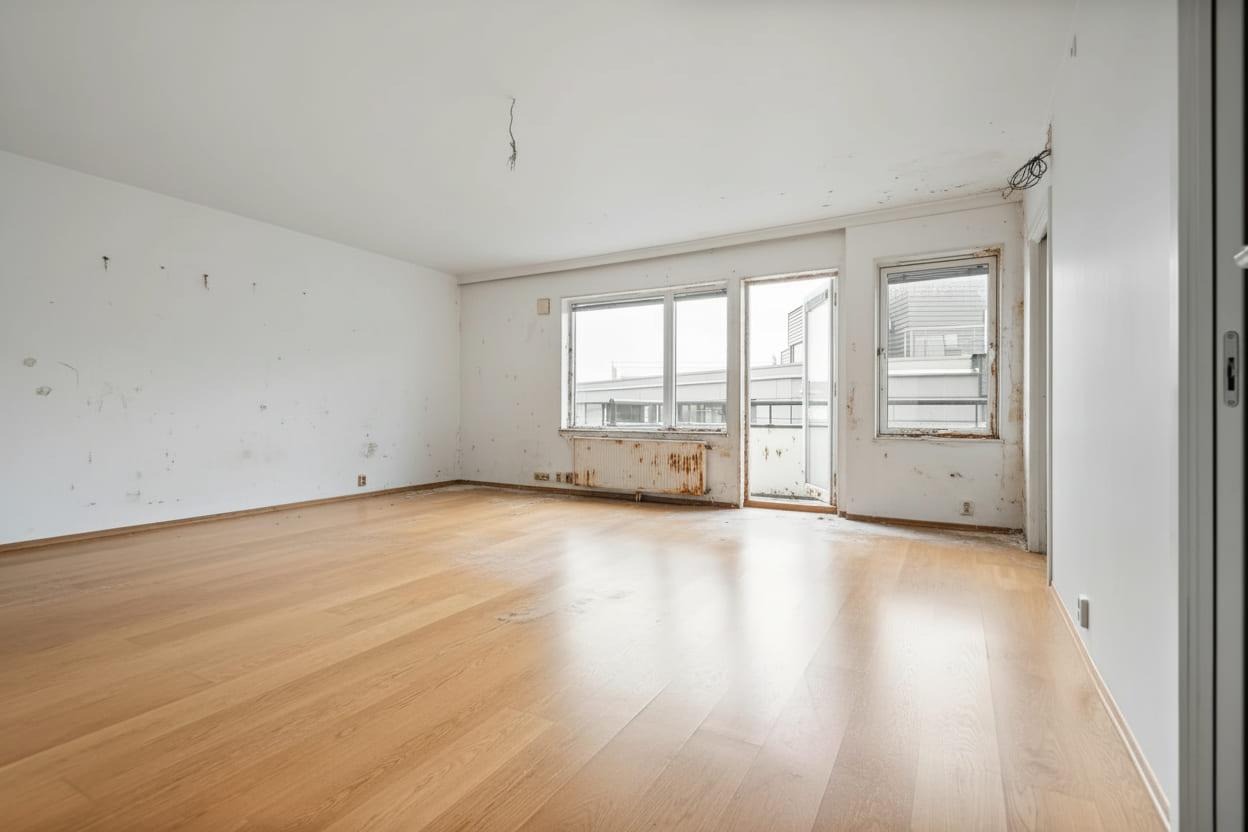 Avant rénovation — Séjour haussmannien restauré